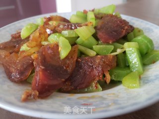 莴笋炒腊肠的做法