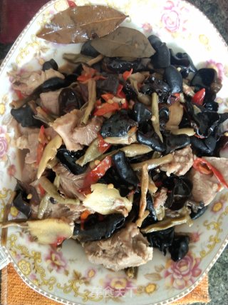 八味猪头肉焖爆木耳的做法