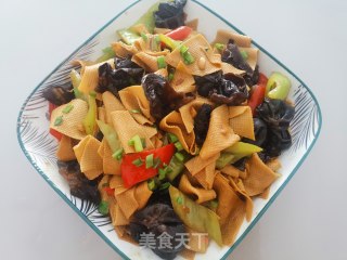 木耳烧豆皮的做法