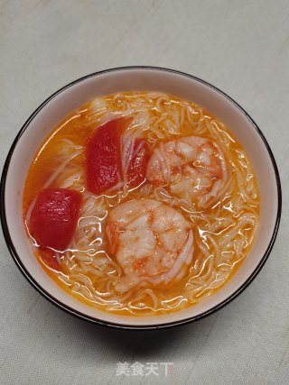西红柿虾仁挂面汤的做法