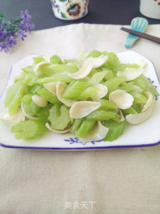 百合炒西芹的做法