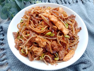 豆芽炒热干面的做法