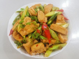 蒜苗烧豆泡的做法