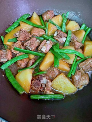 土豆豆角炖排骨的做法