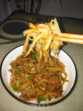 豆芽炒饼的做法