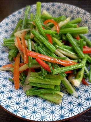 子姜炒芹菜的做法