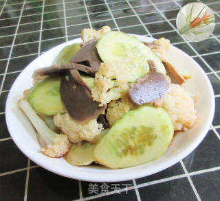 花菜鹅胗拌黄瓜的做法