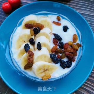 葡萄干香蕉拌酸奶的做法