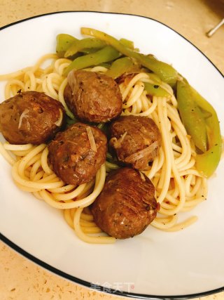 黑椒牛肉丸炒意粉的做法