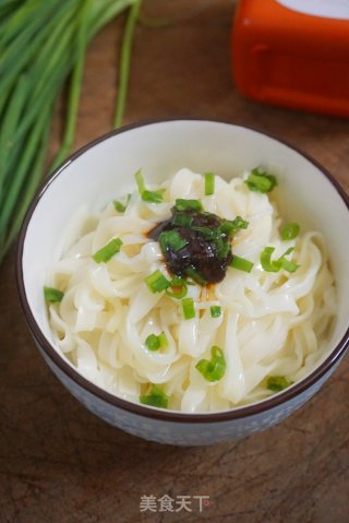葱油杂酱素面的做法
