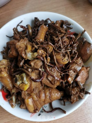 蕨菜干炖鸡肉的做法