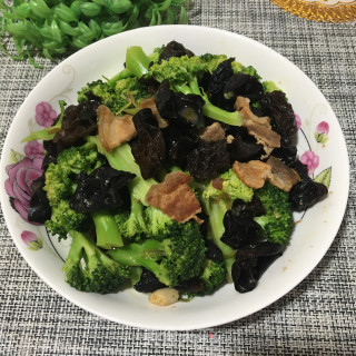 五花肉炒西兰花的做法