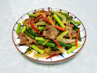 牛肉炒蒜苔的做法