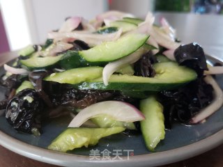 洋葱黄瓜拌木耳的做法