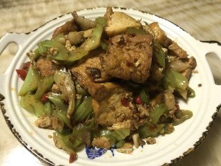 黄金豆腐炒西芹的做法