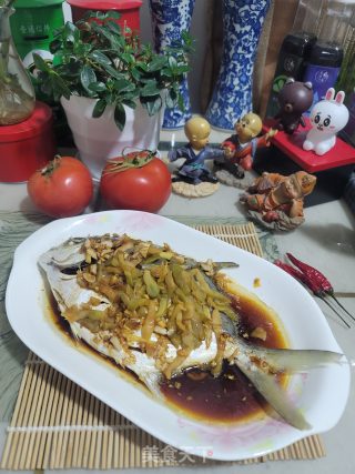 榨菜蒸鲳鱼的做法