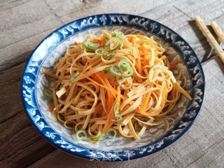 胡萝卜拌豆皮的做法