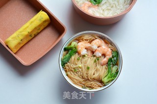 快手美味早餐之秋葵厚蛋烧&大虾青菜面的做法