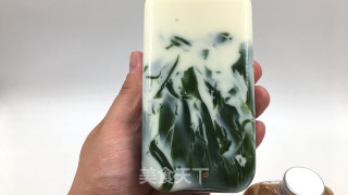 清凉双色冰粉粉，红糖的甜蜜、抹茶的清新，解暑又美味香甜。的做法