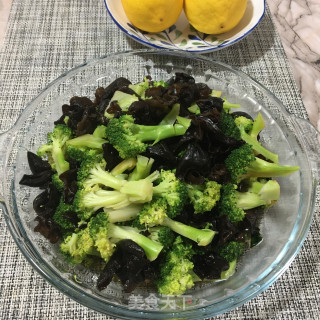 木耳拌西兰花的做法