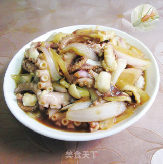 八爪鱼炒洋葱的做法