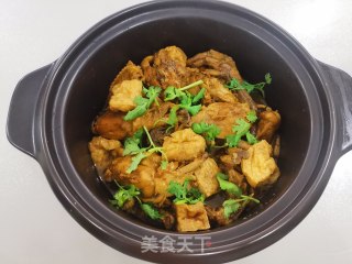 豆泡炖三黄鸡的做法