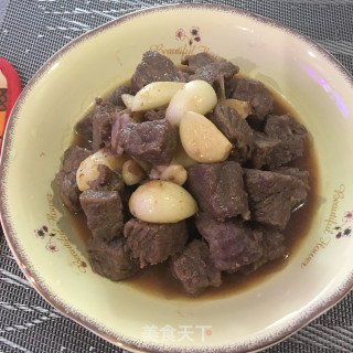 大蒜炒牛肉粒的做法