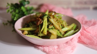 五花肉炒芹菜的做法