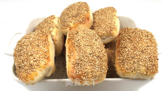 香酥芝麻饼，外酥里软层次分明，一口下去满嘴飘香，满满的童年味道。的做法