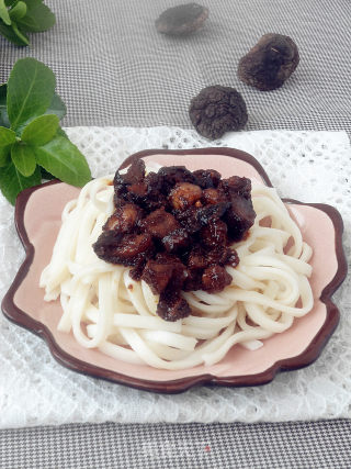 香菇肉丁酱拌面的做法