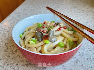 鲜菇鸡肉焖乌冬面的做法