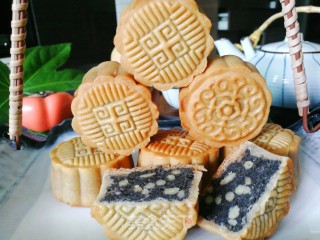 香甜不腻，无添加剂的芝麻红豆松子仁月饼的做法