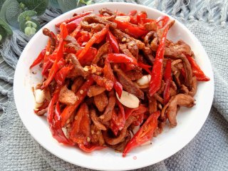 红椒蒜粒炒肉的做法