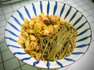 鸡肉香菇土豆丁拌荞面的做法