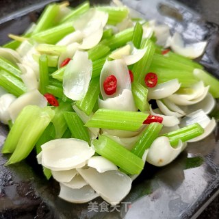 芹菜炒鲜百合的做法