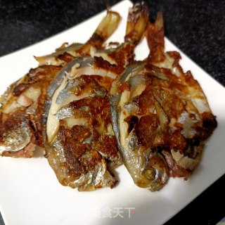 煎银鲳鱼的做法