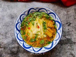 虫草花排骨清汤面的做法