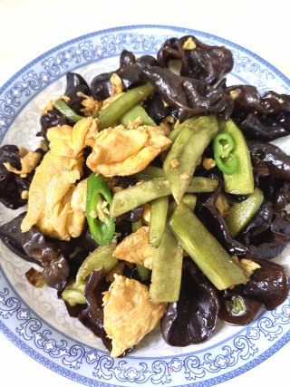 鸡蛋木耳炒贡菜的做法