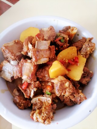 土豆烧排骨的做法