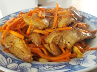 红萝卜丝炒回锅肉的做法