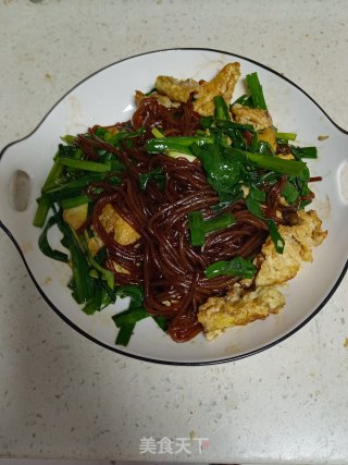 韭菜鸡蛋炒粉条的做法