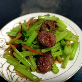 麻辣肠炒芹菜的做法