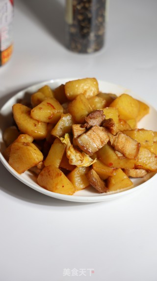 土豆炖五花肉的做法