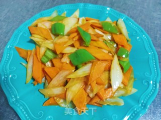 胡萝卜炒洋葱的做法