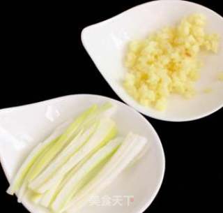 虾皮炒青瓜的做法步骤：2