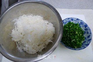 萝卜丝肉丸汤的做法步骤：1