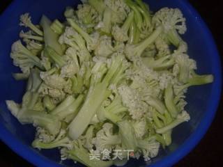 黄豆酱拌炒花菜的做法步骤：1