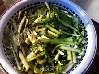蒜炝芹菜叶的做法步骤：2