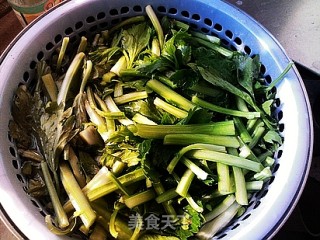 蒜炝芹菜的做法步骤：1