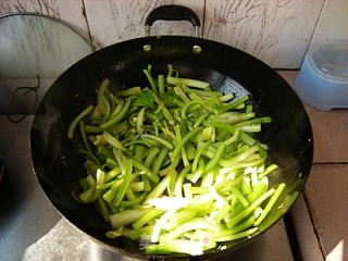 蒜炝芹菜的做法步骤：4